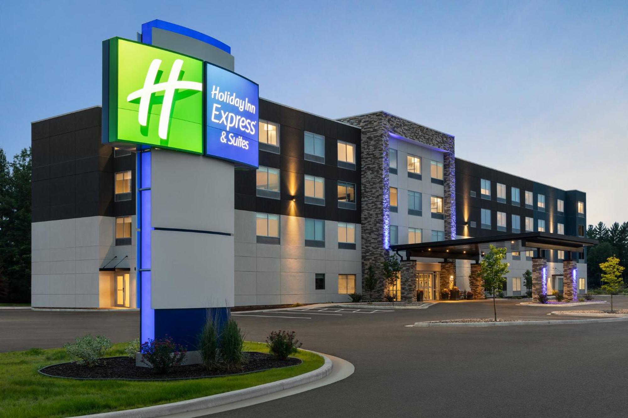 Holiday Inn Express & Suites Rhinelander By Ihg Exterior foto